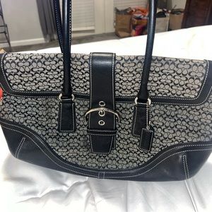Signature coach purse, great condition! Size LxWxH is 15x3x11